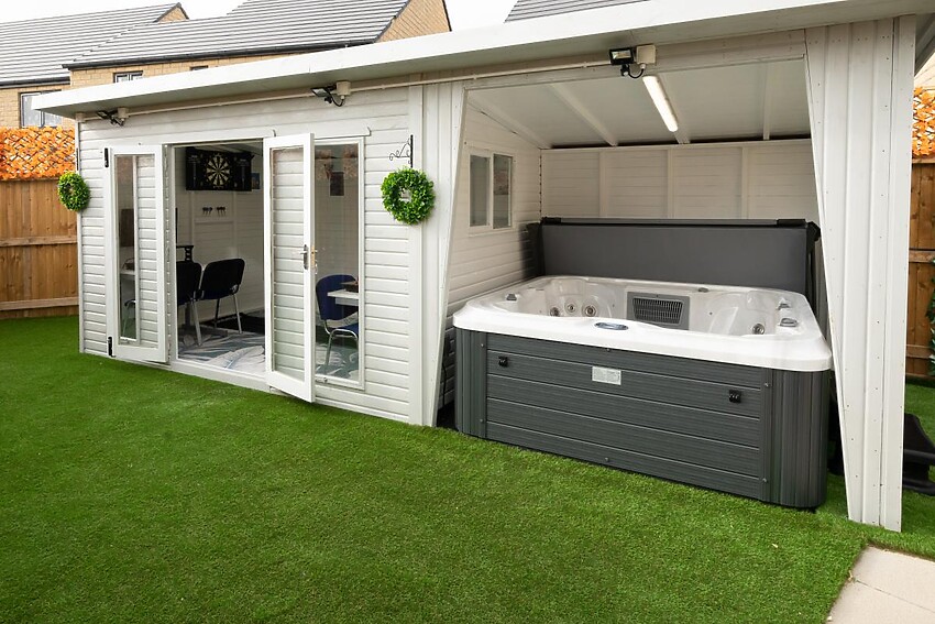 Stylish 4-Bedroom Holiday Home with Hot Tub in Whitby