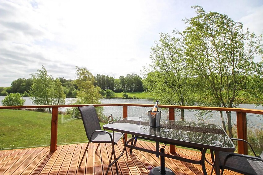 Cosy 2-Bedroom Lakeside Lodge with Hot Tub in Routh
