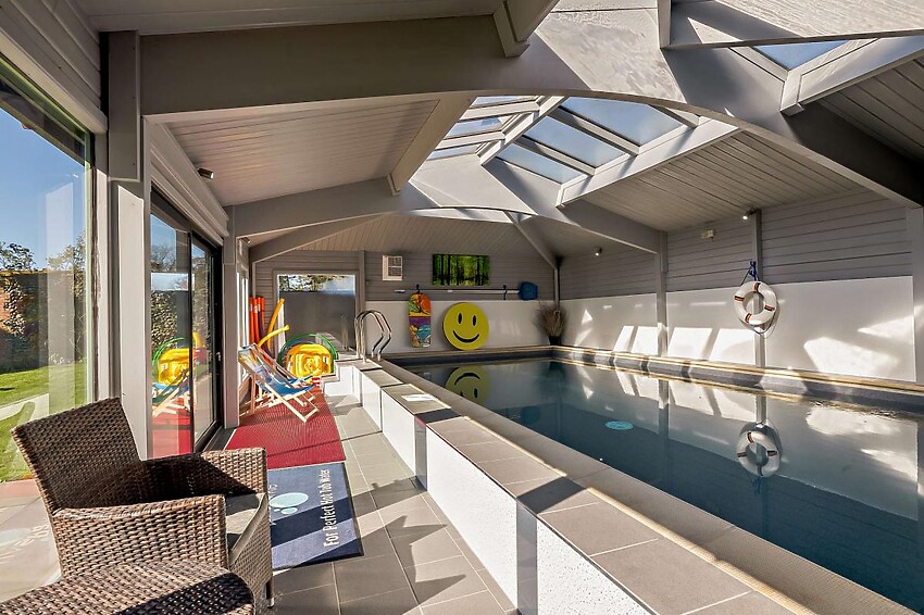 Cosy 2-Bedroom Cottage with Indoor Pool in Holt