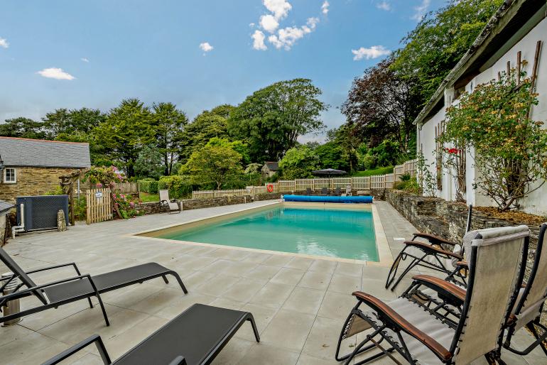 Historic 7-Bedroom Retreat with Pool in Liskeard, Cornwall