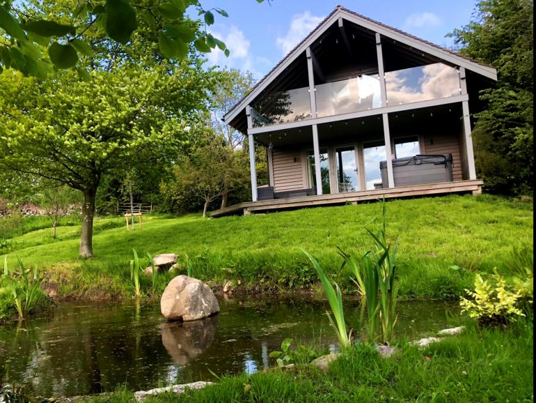 Luxury 3-Bedroom Lodge with Hot Tub near Harrogate