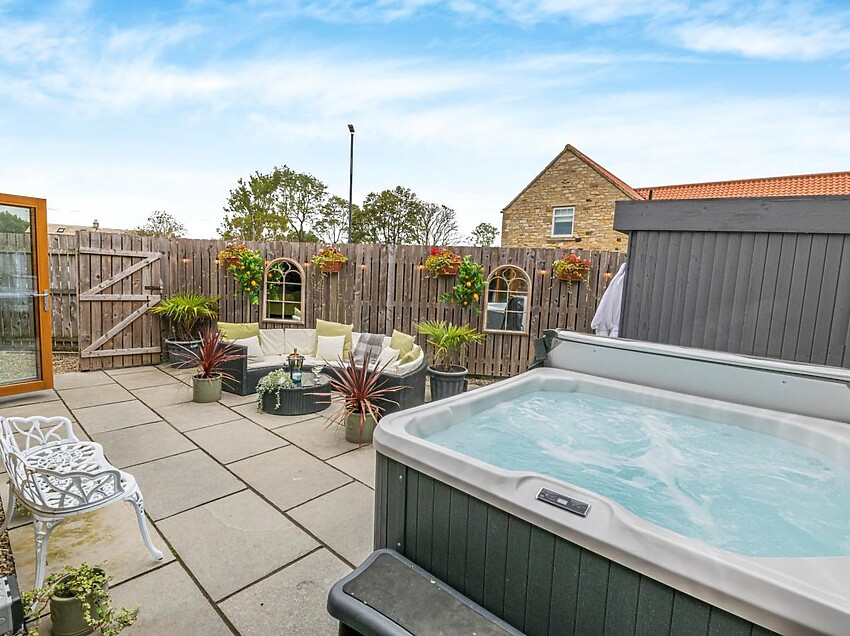 Romantic 1-Bedroom Cottage with Hot Tub near Richmond