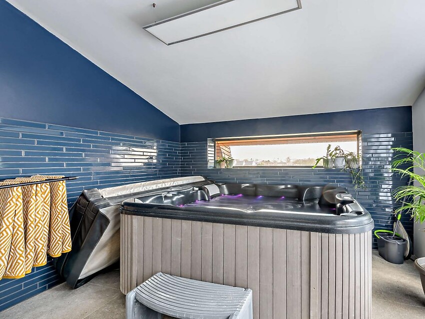 Luxury 3-Bedroom Retreat with Hot Tub in South Yorkshire