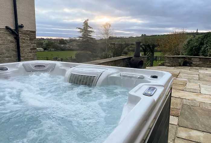 4-bedroom hot tub cottage in Crich