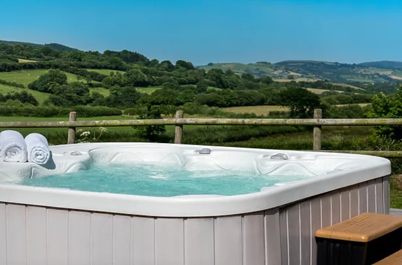 2-bedroom barn with a private hot tub near Gwynfe