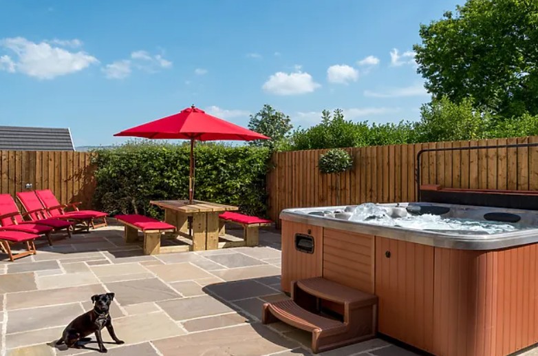 Dog-friendly 4-bedroom hot tub house for 8, Ystradgynlais