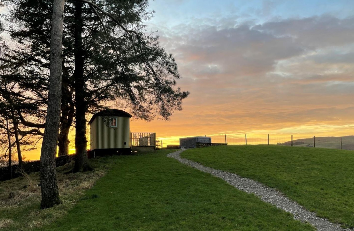 Romantic shepherd's hut for 2 with a hot tub near Sedbergh, setting