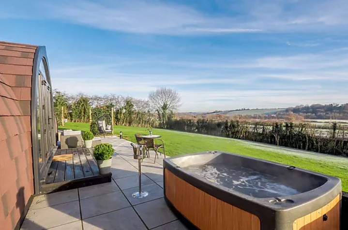 1-bedroom manor with a private hot tub in South Wingfield