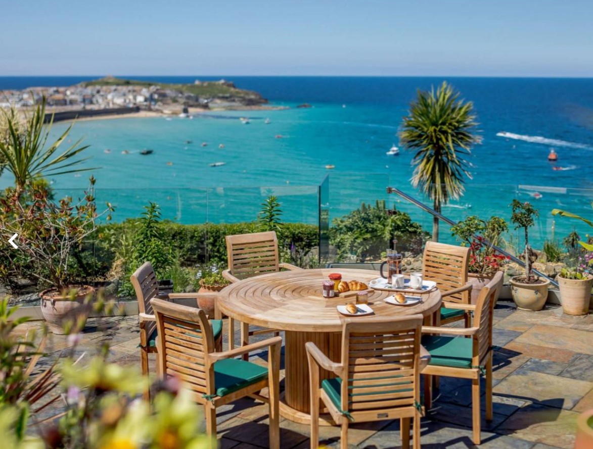 3-bedroom cottage with a private hot tub in St Ives