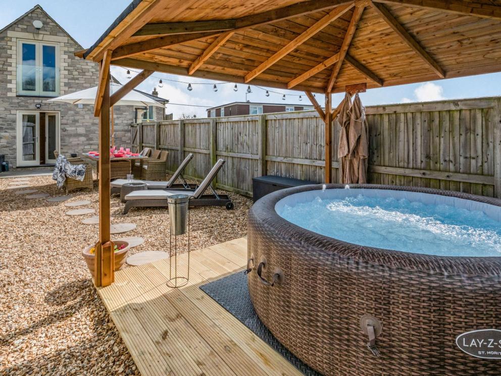 Cosy 2-bedroom house with a private hot tub in Bradford-on-Avon - Boutique Accommodation, Bath