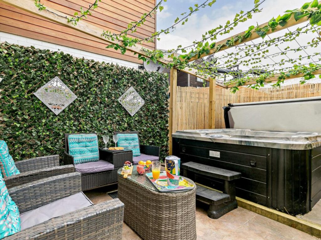 3-bedroom cottage with a private hot tub in Charlestown in South West of England - Boutique Retreat Fowey