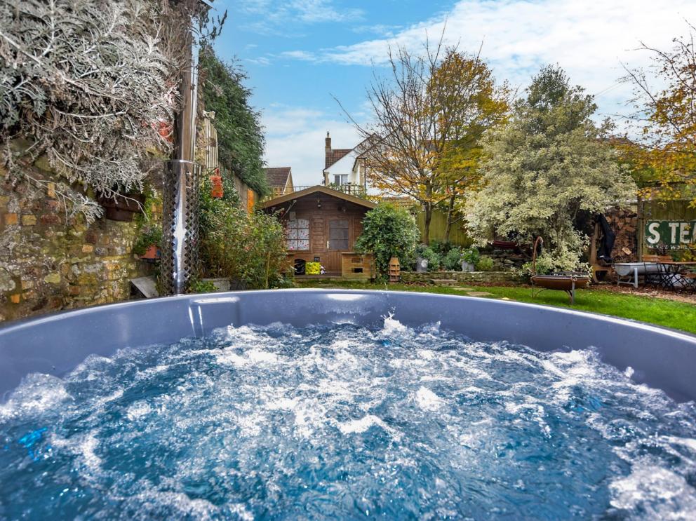 A 2-bedroom cottage with a private hot tub in Coleford, Boutique Accommodation, Bath