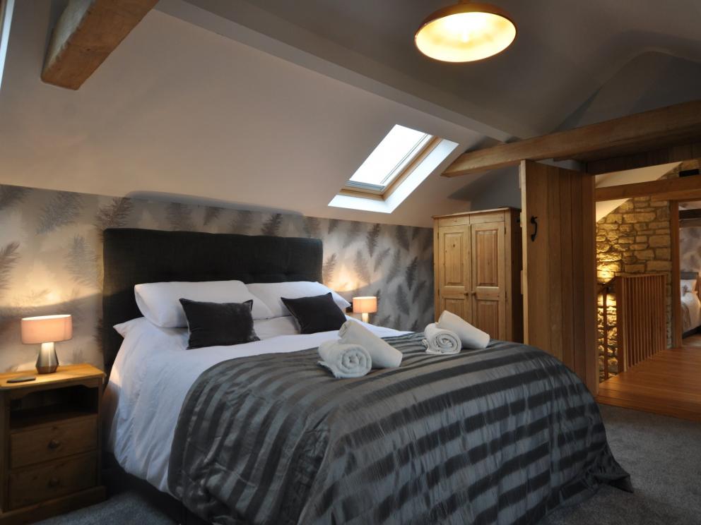 A 2-bedroom barn with a private hot tub near Farmborough that sleeps 4
