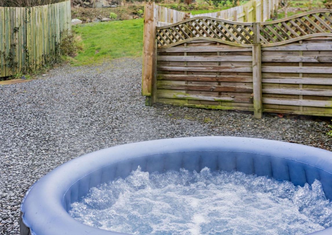 1-bedroom cottage with a private hot tub in Grizebeck