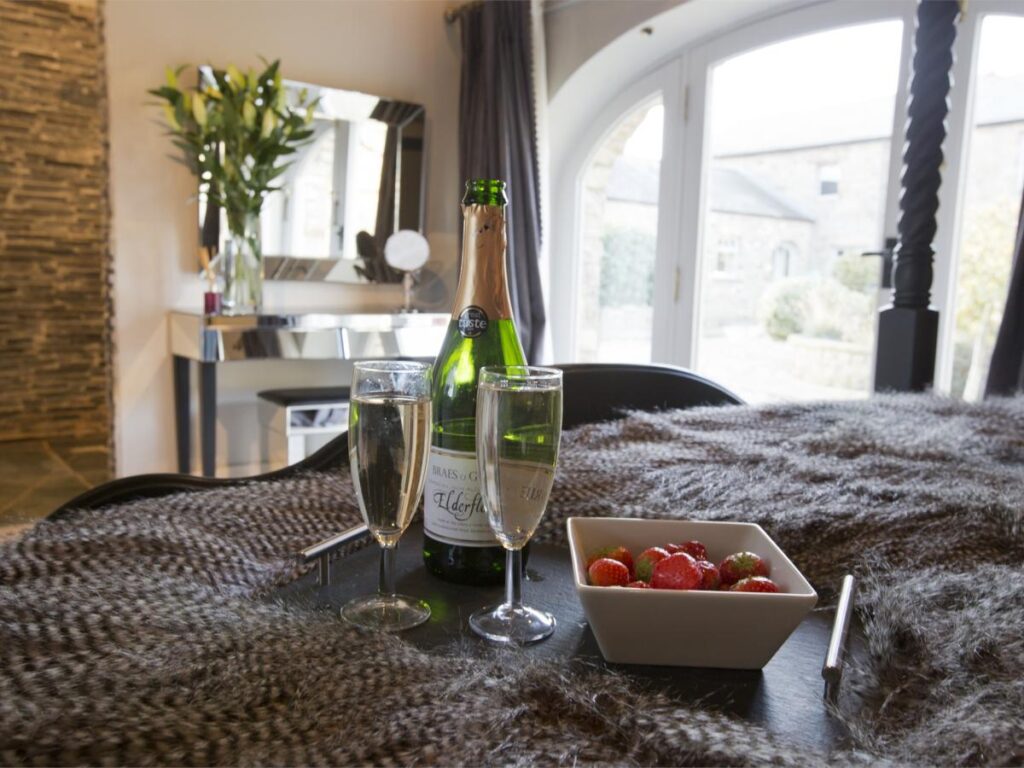 Romantic 1-bedroom hot tub mill for 2 near Gilling West in North of England, Yorkshire