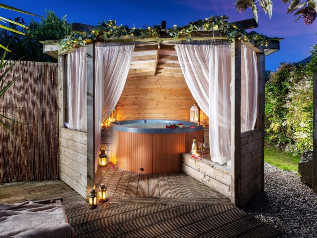 1-bedroom cottage with a private hot tub near Lamorna, sleeping 2
