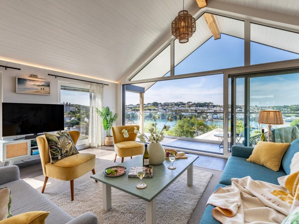5-bedroom house with a private hot tub in Polruan in South West of England - Boutique Retreat Fowey