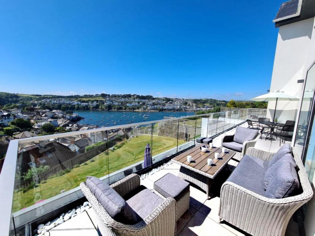 5-bedroom house with a private hot tub in Polruan, sleeping 10 - Boutique Retreat Fowey
