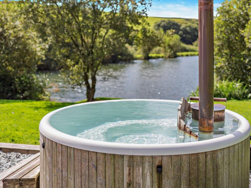 The tub at this Trevalga hut has views over water and trees, a short drive from Boscastle