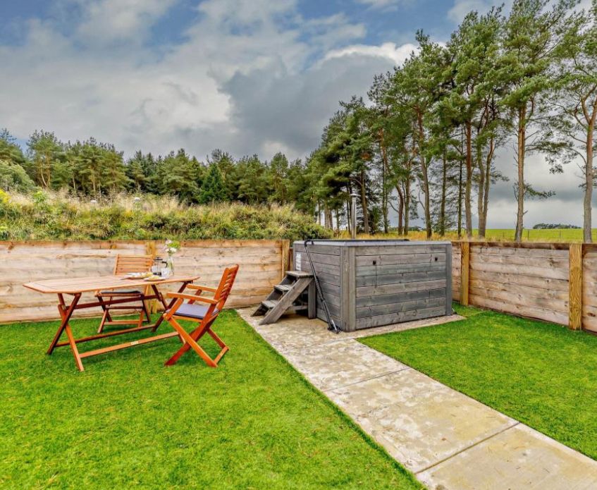 Quirky hideaway for 2 near Biggar with a hot tub
