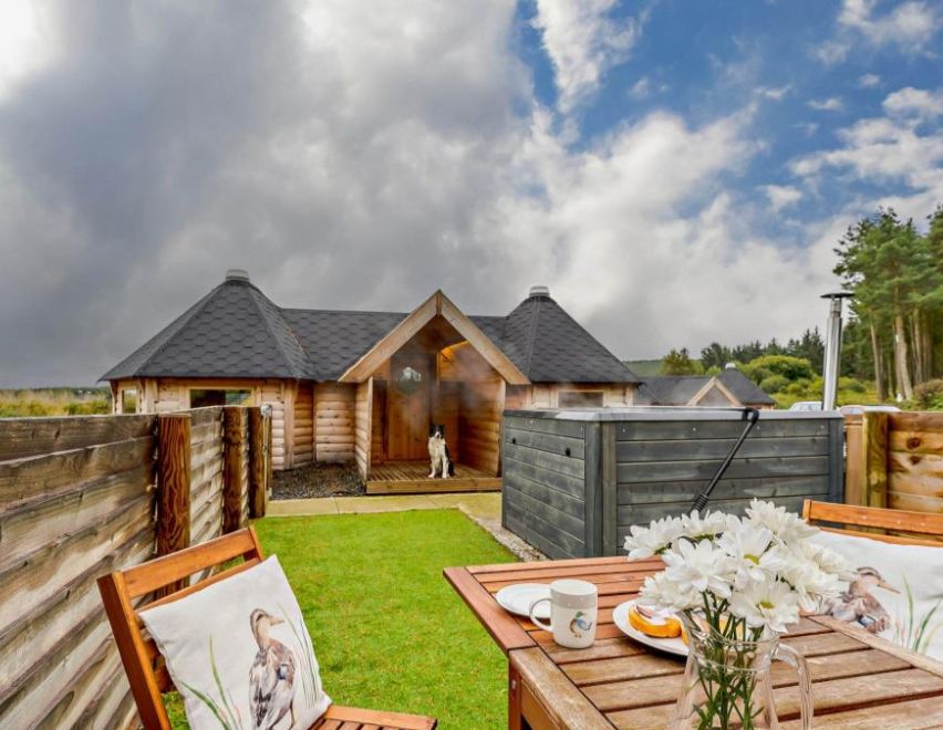 Quirky dog-friendly 1-bedroom hot tub house for 2 near Biggar