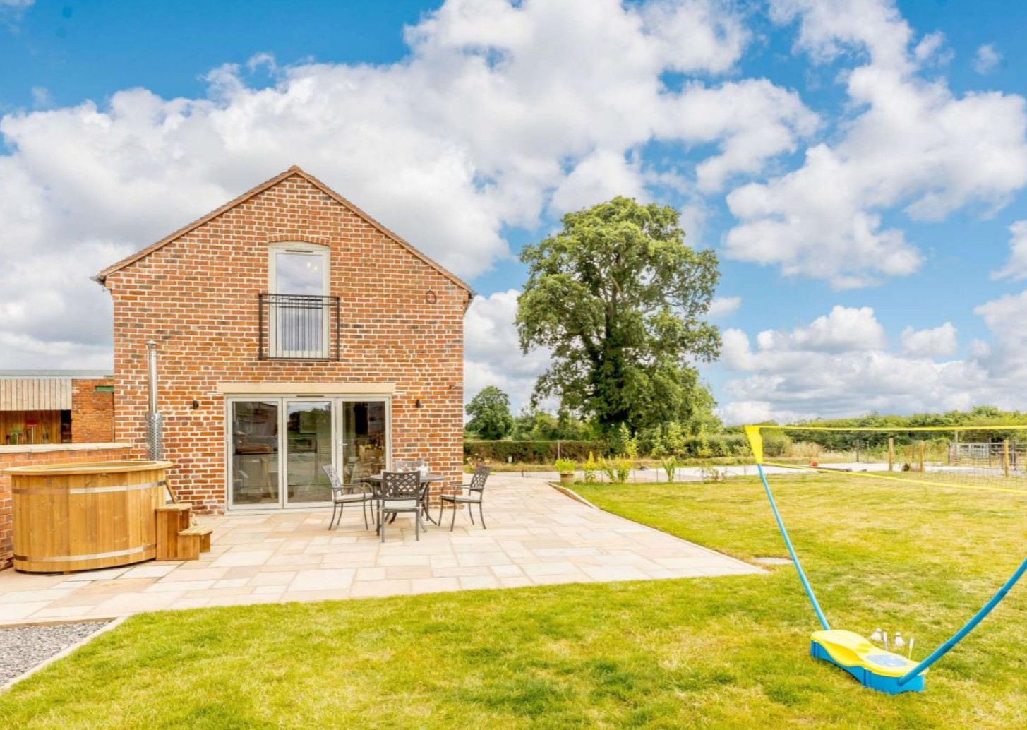 A 3-bedroom hot tub barn in Coton that sleeps 7