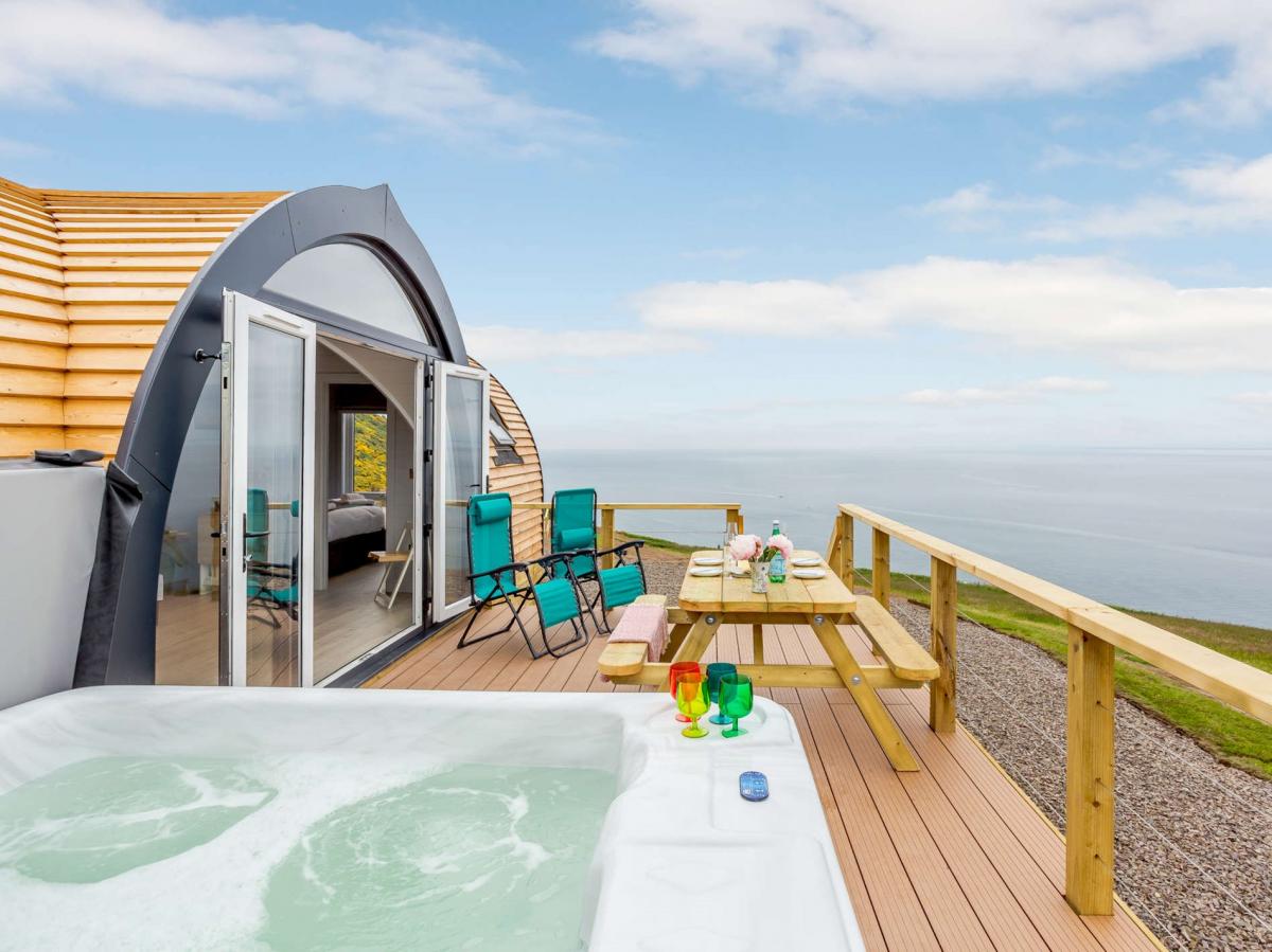 2-bedroom hot tub lodge in Nigg
