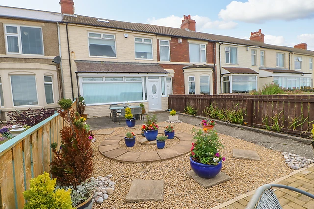 Beach Cove View is a mid-terrace cottage with a hot tub in Newbiggin-by-the-Sea