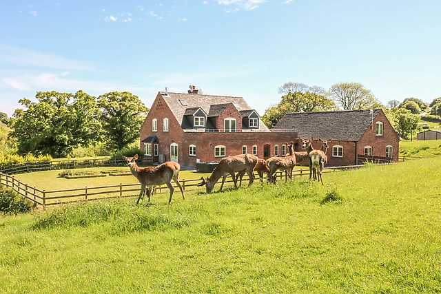 Highcroft, a dog-friendly holiday cottage with a hot tub in Turnditch near Belper, Derbyshire