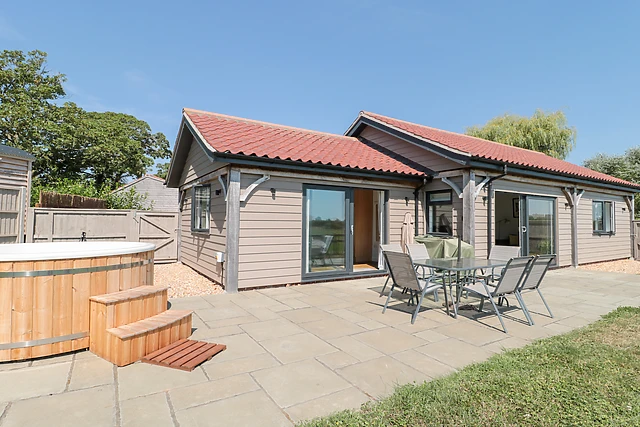 Robins Corner - luxury romantic lodge with hot tub in Bleadon, Somerset