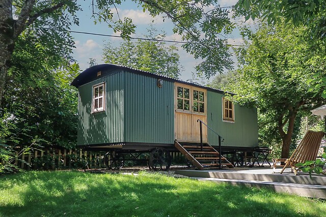 The Happy Hut - secluded hot tub hut near Christchurch, Dorset