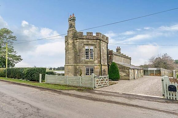 Whittle Dene Reservoir House is a Grade II listed house with a hot tub, 25 minutes from Newcastle